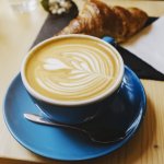 Menikmati kopi putih bisa jadi salah satu alternatif untuk kamu penggemar kopi yang punya masalah dengan asam lambung dan kadar kafein yang tinggi. Tak perlu khawatir, kamu tetap bisa menikmati beberapa varian kopi putih yang direkomendasikan BP-Guide berikut ini jika tak mau repot!
