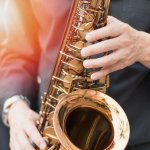 Dalam dunia musik, pemilihan saxophone yang tepat adalah langkah penting. Oleh karena itu, kami akan memberikan rekomendasi untuk pemain pemula, dengan fokus pada saxophone alto yang cocok untuk belajar. Bagi pemain profesional, kami juga akan menawarkan pilihan yang sesuai dengan pengalaman dan preferensi individu, membantu Anda menemukan instrumen yang memenuhi kebutuhan musik Anda.
