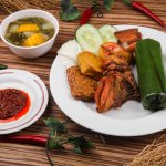 Masakan khas Sunda cukup dikenal di masyarakat. Penggunaan bumbu tradisionalnya memberikan cita rasa yang kuat. Yogyakarta selain terkenal dengan gudeg, Anda bisa mendapatkan masakan khas Sunda di kota ini. Simak rekomendasinya di bawah ini. 