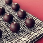 Nhắc đến chocolate mọi người sẽ nhớ đến những nước châu Âu nổi tiếng với món ăn này như Thụy Sĩ, Bỉ, Pháp,... Nhưng tại chính Việt Nam cũng có một thương hiệu chocolate đang mỗi ngày vươn mình lên để sánh ngang với bạn bè quốc tế. Không chỉ sản xuất chocolate bằng chính những nông sản quê nhà, nhãn hiệu này còn đưa cảnh đẹp, con người Việt Nam đến mọi miền thế giới. Hãy cùng Bp-guide tìm hiểu về Legendary Chocolatier, một thương hiệu chocolate của Việt Nam qua bài phỏng vấn dưới đây.