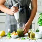 Butuh menghaluskan bahan makanan? Pakai saja blender tangan yang serbaguna. Jangan asal pilih blender tangan kalau tidak mau rugi. Simak tips memilih blender tangan dari kami sekaligus rekomendasi produknya, ya!