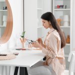 Perabotan rumah yang tak luput ada di dalam kamar adalah meja rias minimalis atau dressing table. Untuk lebih tahu tentang meja rias minimalis dari fungsi hingga merk, simak selengkapnya di sini!