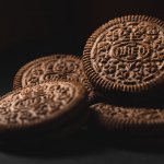 Oreo adalah biskuit paling laris di dunia yang disukai oleh semua kalangan di berbagai negara. Salah satu olahan Oreo yang terkenal adalah es krim Oreo. Kamu penyuka Oreo tidak boleh melewatkan kudapan dingin di tengah cuaca panas ini. Yuk, simak rekomendasi es krim Oreo yang kamu wajib coba dan berbagai info menarik tentang biskuit warna hitam ini.