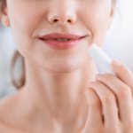 Anda merawat kulit wajah dengan cermat, tetapi bagaimana dengan bibir Anda? Paparan sinar matahari dan lingkungan dapat membuat bibir kering dan rentan terhadap kerusakan. Inilah mengapa Lip Balm SPF menjadi teman tak tergantikan dalam perawatan harian Anda.