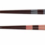 月に1,200万人を超える訪問データを持つベストプレゼントの編集部では、贈った相手に絶対喜んでもらえるおすすめのプレゼントを紹介しています。今回は、ナチュラルな風合いと落ち着きのある色柄が魅力の箸、「八角縦縞」について開発秘話を取材しました。プレゼントする際には、制作の裏側もぜひ小話として伝えてみてください。