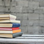 Para pencinta novel tentu tidak asing dengan Fiersa Besari. Penulis yang satu ini memang selalu menuturkan aneka cerita menarik dalam bukunya. Hingga kini ada total 6 buku yang sudah dirilisnya. Nah, simak yuk apa saja judul bukunya! Segera beli dan baca bukunya jika kamu belum punya, ya!