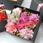 箱にお花がアレンジされたフラワーボックスは、手を加えず簡単に飾れるのが魅力です。今回は、編集部がwebアンケートの回答結果などを分析し、フラワーボックスを扱う人気のブランドを厳選しました。記事では、各ブランドの情報や商品の特徴がわかるランキング、ボックスフラワーの選び方に予算といった、ギフトを探すときに役立つ情報をご紹介します。ぜひ最後までチェックして、相手に喜んで受け取ってもらえるものを見つけてください。
