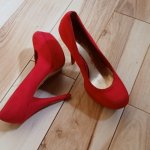 High heels adalah sepatu yang tidak hanya menambah tinggi tubuh, tetapi juga memberikan sentuhan elegan pada penampilan. Dalam merekomendasikan high heels terbaik, kami mempertimbangkan faktor kualitas, desain yang stylish, kenyamanan saat dipakai, dan daya tahan yang baik. Dari koleksi yang beragam, kami telah memilihkan high heels terbaik yang akan membuat Anda tampil percaya diri dan nyaman sepanjang hari. 