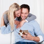 Apa Saja Hadiah Ulang Tahun Untuk Suami Yang Berkesan? Ini 10 Rekomendasinya! (2023)