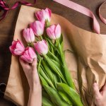 お花はプレゼントの定番としても知られていますが、その種類にもいろいろあり、意外と選ぶのが難しいアイテムです。そこで今回は、2024年最新情報として、季節の花を合わせた花束や可愛いアレンジメントなど、4月のこの時期にぜひ選んでほしいフラワーギフトを紹介します。贈る側の伝えたい気持ちやタイミングに、ぴったりのお花を選んでみてくださいね。