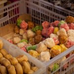 Berkunjung ke Yogyakarta tentu tak lengkap tanpa mencicipi kuliner khasnya dan juga membawa oleh-oleh. Ada banyak pilihan snack Jogja yang bisa jadi pilihan buah tangan lho! Mau tahu snack Jogja yang bisa kamu coba? Cek daftarnya berikut ini!