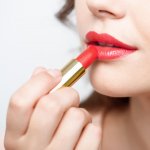 Lipstik adalah item makeup yang tak bisa ditinggalkan wanita dan setiap tahun tren lipstik juga selalu berubah. Mau tahu lipstik yang sedang tren di tahun ini? Yuk simak tren dan rekomendasi lipstik dari BP-Guide berikut ini!