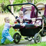 Anda pastinya sudah tak sabar untuk mengajak si kembar jalan-jalan. Berada di rumah terus menerus tentunya membuat Anda dan si kembar bosan. Anda bisa membawa si kembar jalan-jalan menggunakan stroller. Berikut BP-Guide rekomendasikan stroller bayi kembar yang bisa jadi pilihan. Namun, sebelum membeli kenali tipe dan tips cara membersihkan stroller dulu, ya. 