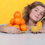 Anda sebagai orang tua pasti ingin memberikan yang terbaik untuk kesehatan anak Anda. Salah satu hal penting yang perlu diperhatikan adalah asupan vitamin C dalam pola makan mereka.

