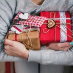 Valentine adalah saat yang tepat untuk memberikan hadiah dan bertukar kado. Kalau kamu bingung harus memberikan hadiah apa untuk temanmu saat valentine, kamu bisa simak tips dan rekomendasi BP-Guide berikut ini!