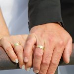 結婚記念日にはペアグッズプレゼントが喜ばれる理由は？選び方のポイントは？相場は？これらの疑問を徹底調査してまとめました。相手がファッションに興味がある場合は、腕時計やアクセサーなどのファッションアイテムがおすすめです。こちらでは、結婚記念日に人気のおしゃれなペアグッズプレゼントを【2023年版】ランキング形式でご紹介させていただきますので、是非参考にしてください。
