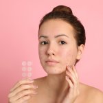 Jerawat merupakan masalah yang umum dialami kulit wajah siapa saja, utamanya remaja. Saat jerawat muncul, kita jadi kurang percaya diri. Namun, tenang saja, kamu bisa tuntaskan jerawat dengan acne patch. Ini merupakan terobosan baru yang praktis untuk kulit berjerawat. Nah, simak rekomendasinya dari BP-Guide!