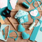 Kain flanel dikenal sebagai bahan kerajinan favorit semua orang. Tekstur kain yang halus dan tebal membuat kain ini mudah dibentuk. Kamu juga bisa membuat hiasan dari kain flanel untuk mendekorasi dinding rumah atau kamar agar semakin cantik. Yuk simak tutorialnya bersama BP-Guide berikut ini.