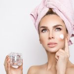 Sebagai wanita tentunya Anda menginginkan memiliki wajah yang cantik berseri. Salah satunya dengan menggunakan krim pemutih sebagai perawatan wajah. Saat ini sudah banyak produk pemutih wajah yang beredar di pasaran. Tentunya Anda harus berhati-hati karena tidak semuanya aman digunakan untuk kulit. Berikut BP-Guide rekomendasikan krim pemutih wajah terbaik yang bisa jadi pilihan menarik untuk Anda dan info bahan pada krim pemutih wajah. 