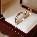 結婚記念日のプレゼントに人気のペアリングブランドを【2023年 最新版】としてランキング形式でご紹介します。ペアリングを普段着けしたいのであれば、結婚指輪より控えめのデザインにするのがおすすめです。ぜひ参考にご覧ください。