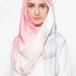 Mencari jilbab yang pantas untuk dipakai ke pesta? Kalau begitu jilbab satin adalah jawabannya. Kamu akan tampak cantik dan elegan kala memakai jilbab satin ini. Lihat rekomendasi dan tips merawat jilbab satin di artikel ini, yuk!