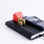 Laporan keuangan adalah salah satu laporan terpenting dalam suatu bisnis. Untuk memudahkan pembuatan laporan secara manual, maka dibutuhkan buku besar untuk mencatatnya. Buku besar digunakan untuk membuat perhitungan, catatan, serta laporan terkait keuangan usaha. Ini dia 10 rekomendasi buku besar yang bisa dipilih untuk memudahkan pembuatan laporan keuangan.