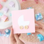 出産祝いのメッセージは、親戚や家族のおめでたいできごとをさらに盛り上げてくれますよね。こちらでは、兄弟やいとこ、甥・姪にフォーカスして、出産祝いにどんなメッセージが喜ばれるのかを紹介しています。メッセージを贈る相手ごとに、使える文例も取り上げているので、こちらを参考に素敵なメッセージを作ってみてくださいね。