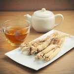 Menjaga tubuh tetap sehat adalah pilihan terbaik. Salah satu yang bisa kita lakukan adalah dengan mengonsumsi teh ginseng. Ginseng kaya akan kandungan nutrisi yang bagus untuk menjaga stamina dan mencegah risiko terkena berbagai penyakit seperti kanker, diabetes, hipertensi, dan penyakit lainnya. Eits, teh ginseng juga bermanfaat untuk kecantikan kulit lho!