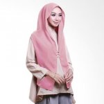 Seperti pakaian lainnya, jilbab juga terus berkembang mengikuti tren. Kali ini, jilbab hoodie hadir dengan berbagai motif dan bahan berkualitas. Simak rekomendasi jilbab hoodie di artikel ini, yuk!