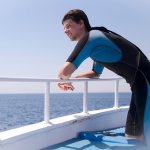 Anda seorang penyelam atau tertarik untuk mencoba menyelam? Salah satu hal yang harus Anda perhatikan adalah pemilihan baju diving yang tepat. Baju diving atau wetsuit memiliki peran penting dalam menjaga kenyamanan dan keamanan Anda saat menyelam.