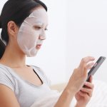 Sheet mask adalah jenis masker berbentuk kertas, yang cara pakainya tinggal ditempel dan dilepas setelah selesai. Sheet mask juga ada banyak jenisnya, lho, tergantung fungsi dan kegunaan masing-masing masker. 