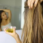 Apakah Anda sudah mencoba minyak zaitun untuk merawat rambut? Minyak zaitun bukan hanya enak digunakan untuk masakan, tapi juga bermanfaat untuk menjaga kelembapan dan kesehatan rambut Anda. Minyak ini kaya akan vitamin E, asam lemak, dan antioksidan yang baik untuk rambut.