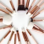 Agar riasan tampak halus dan sempurna, kamu membutuhkan makeup brush untuk mengaplikasikan kosmetik. Makeup brush memiliki bentuk dan kegunaan yang berbeda-beda. Kenali macam-macam makeup brush berikut ini supaya kamu lebih mudah menggunakannya.