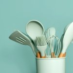 Peralatan dapur dengan desain dan warna favorit bisa memberikan semangat baru untuk mulai memasak. Termasuk jika kamu memiliki spatula silikon dengan berbagai macam fungsi untuk setiap jenis masakan. Sebelum membeli, cek dulu yuk beberapa tips memilih spatula silikon dan rekomendasinya di sini.