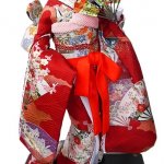 Biasanya, boneka identik dengan anak-anak. Hal ini tidak sepenuhnya salah, tetapi jika Anda ingin menilik boneka yang indah dan bercita rasa seni tinggi, boneka tradisional Jepang bisa jadi pilihan. Lihat saja deretan boneka khas Jepang berikut ini yang bisa menarik perhatian Anda.