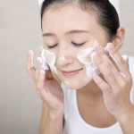 9 Rekomendasi Sabun Muka yang Membuat Wajah Bersih dan Halus untuk Wanita dan Pria