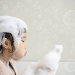 Untuk buah hati, kamu jangan asal memberikan sabun mandi, ya. Hal ini agar kulitnya tak mudah iritasi. Nah, sebaiknya kamu memberikan sabun mandi anak yang dibuat dengan formula yang khusus. Agar tak salah pilih, berikut ada cara memilih sabun mandi anak beserta rekomendasinya dari kami!
