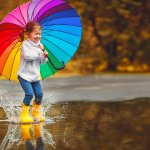 Payung menjadi salah satu pilihan yang tepat untuk menjaga anak tetap kering saat berada di luar rumah. Namun, bukan hanya kepraktisan yang harus menjadi pertimbangan, payung untuk anak juga harus aman dan lucu agar si kecil senang menggunakannya.