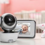 Tak sedikit orang tua yang merasa khawatir ketika meninggalkan si kecil untuk tidur sendiri di kamar terutama di malam hari. Monitor bayi atau baby monitor dirancang khusus untuk membantu Anda memantau keadaan si kecil setiap saat. Berikut tips memilih dan rekomendasi monitor terbaik yang bisa menjadi pilihan Anda untuk memantau keamanan bayi. 