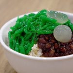 Siapa sih yang tak suka dengan es cendol? Minuman dengan cita rasa manis dan gurih ini cocok dinikmati saat cuaca panas sebagai penghilang dahaga. Tak melulu beli, kamu juga bisa membuat kreasi es cendol ala kamu sendiri di rumah. Tertarik membuatnya? Ini dia 10 rekomendasi cetakan cendol yang akan membantumu mendapatkan bentuk cendol terbaik.