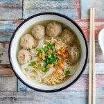 Mi bakso bisa jadi pilihan kamu yang doyan bakso. Rasanya jelas enak dan pastinya kamu jadi ketagihan mengonsumsinya. Kamu bisa bikin sendiri dan bisa juga beli online, simak rekomendasinya dari kami!