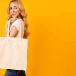 Saat ini diet kantong plastik juga sudah mulai digalakkan untuk mengurangi limbah plastik yang menjadi masalah pencemaran lingkungan.Tote bag menjadi andalan banyak orang sebagai pengganti plastik untuk berbelanja. Berikut BP-Guide rekomendasikan tote bag polos terbaik yang kamu gunakan untuk berbelanja. Selain untuk berbelanja, tote bag polos juga bisa bermanfaat untuk banyak hal. 