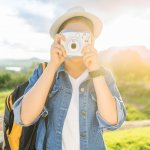 Siapa bilang kamera polaroid sudah ketinggalan jaman? Malah kini kamera polaroid kembali tren karena didesain ulang dengan desain yang menarik dan sangat anak muda. Terlebih hasil jepretan bisa langsung dikoleksi secara fisik. Nah buat Anda yang tertarik memiliki kamera polaroid, bisa cek rekomendasi kamera Polaroid