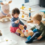 Bingung Memilih Mainan untuk Anak 1 Tahun? Simak 30 Rekomendasinya dari Pakar Kami!