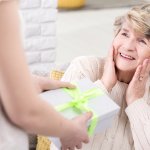 18 Ide Hadiah untuk Ibu yang Berusia Lanjut
