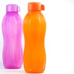 Demi kesehatan tubuh, kita diwajibkan untuk minum air putih minimal 8 gelas per hari. Nah, agar tubuh tidak kekurangan cairan saat beraktivitas di luar rumah, membawa bekal minum sendiri jadi pilihan terbaik. Untuk botol minum yang keren dan kekinian, ada botol Tupperware terbaru yang bisa dijadikan pilihan.