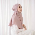 Bagi kaum muslimah, jilbab adalah item fashion yang sangat penting. Pemilihan jilbab yang dikenakan biasanya disesuaikan dengan aktivitas yang dijalani. Untuk kesempatan kasual, misalnya, jilbab bergo sering jadi pilihan. Oleh karena itu, jangan lewatkan rekomendasinya dalam artikel BP-Guide berikut!