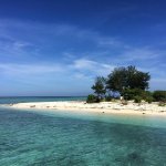 Makassar telah lama dikenal sebagai tempat transit di kawasan timur Indonesia. Biasanya, orang-orang singgah di sini sebelum melanjutkan perjalanan ke Maluku atau Papua. Sebetulnya, rugi kalau hanya sekadar lewat tanpa sempat menjelajah ke berbagai tempat wisata di Makassar. Pasalnya, ibu kota Provinsi Sulawesi Selatan ini memiliki banyak tempat menarik.