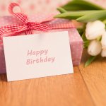 大好きなおじいちゃんやおばあちゃんの誕生日を祝うメッセージを書くとき、ちゃんとした文章にしなければ、という気持ちが強すぎて、つい硬い文章になってしまうことはありませんか。今回は、おじいちゃんやおばあちゃんに喜んでもらえる誕生日メッセージの書き方のポイントや文例などをご紹介します。ぜひ、参考にしてください。