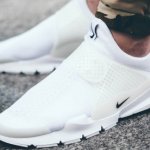 Siapa yang tidak tahu sneakers? Sepatu yang satu ini sudah dikenal jutaan orang di dunia dari muda hingga orang tua. Semenjak awal kemunculannya, sneakers identik dengan sepatu bertali. Namun, semakin berkembangnya tren fashion, sneakers kini muncul dengan model tak bertali. Penasaran model seperti apa saja sneakers tanpa tali yang sedang hits? Mungkin disini akan jadi inspirasi fashion kamu untuk memakai sneakers tanpa tali. Yuk, kita simak di sini!  